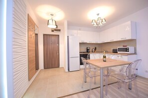 Departamento, 2 habitaciones, para fumadores, balcón | Restaurantes