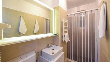 Apartment, 2 Bedrooms, Smoking, Balcony | Bathroom