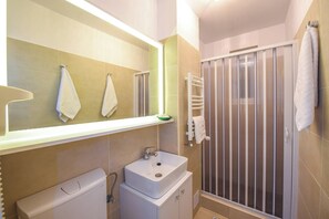 Apartment, 2 Bedrooms, Smoking, Balcony | Bathroom - Privilege Apartment - Two Bedrooms - 5 Guests - Cismigiu Gardens (Bucharest)