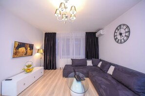 Living area - Privilege Apartment - Two Bedrooms - 5 Guests - Cismigiu Gardens (Bucharest)