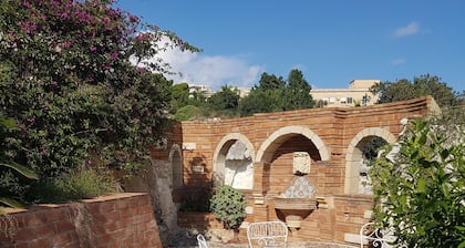 La Latomia Villa nei Pressi del Teatro Greco No1678