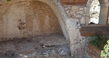 La Latomia Villa nei Pressi del Teatro Greco No1678