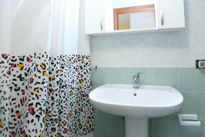 Apartemen, 1 kamar tidur, balkon | Kamar mandi | Pengering rambut, sabun, dan sampo