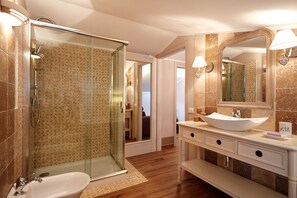 Villa, 3 chambres, accessible aux personnes à mobilité réduite, piscine privée | Salle de bain | Séchoir à cheveux, bidet, serviettes fournies