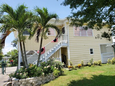 Beautiful waterfront vacation home with canal access to Lake Okeechobee 