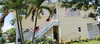 Beautiful waterfront vacation home with canal access to Lake Okeechobee