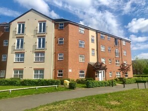Apartment, 2 Bedrooms, Refrigerator | Front of property