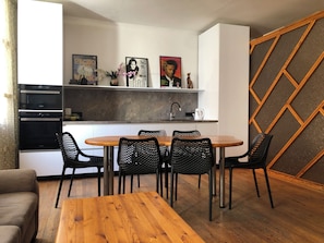 Appartement, 4 chambres, vue sur la ville | Restauration
