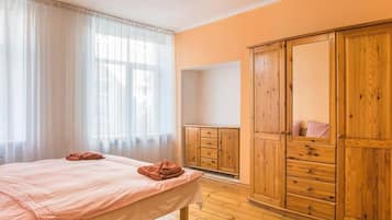 4 habitaciones, tabla de planchar con plancha y ropa de cama