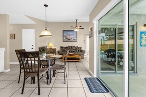 Villa, 5 Bedrooms, Private Pool, Garden View | Dining room
