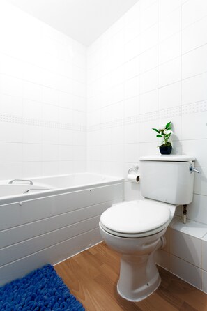 Apartment, 1 Schlafzimmer, Balkon | Badezimmer | Duschwanne, Handtücher, Toilettenpapier
