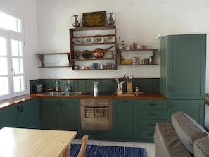 Casa, 2 quartos, sacada, vista para o oceano | Cozinha privada | Geladeira, lava-louças, talheres/pratos/utensílios de cozinha