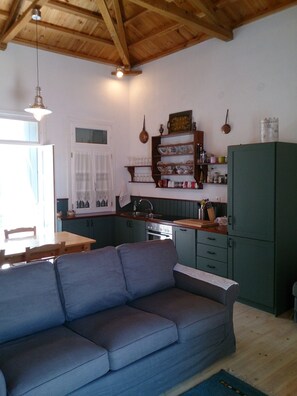 Ferienhaus, 2 Schlafzimmer, Balkon, Meerblick | Wohnbereich