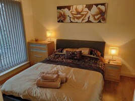 2 habitaciones, tabla de planchar con plancha y ropa de cama 