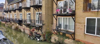 Waterfront Apartment In The Heart Of St Neots