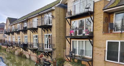 Waterfront Apartment In The Heart Of St Neots