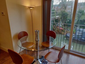 Apartamento, 2 quartos, sacada, vista para o rio | Área de estar | TV