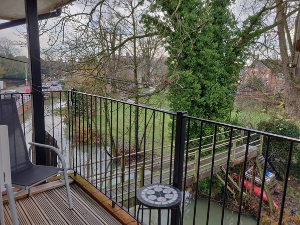 Apartamento, 2 quartos, sacada, vista para o rio | Sacada