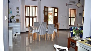 Departamento, 3 habitaciones, con acceso para personas discapacitadas, balcón | Restaurantes