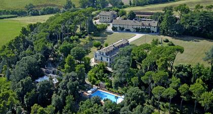 Elegante Appartamento in Villa con Piscina