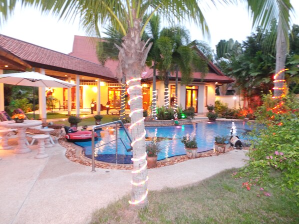 Outdoor pool - Luxury Private Villa In A Stunning Locationpool (Bang Lamung)
