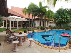 Una piscina al aire libre