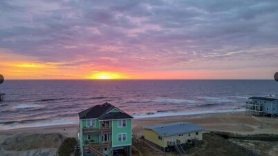 SALE! Spiritual Sunrises and Glorious Sunsets, right on the Beach, dogs welcome!