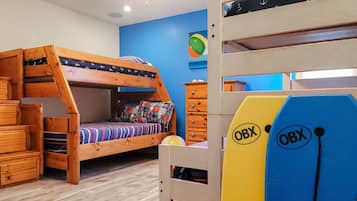 5 bedrooms, desk, iron/ironing board, travel crib
