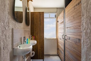 Shower, towels, soap, shampoo - Casa Kanabri Hostal Boutique - Hostel (Mexico City)