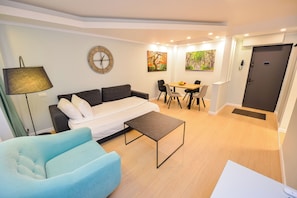 Apartment, 1 Bedroom, City View | Living room