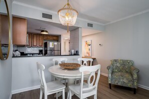 Dining - Walk to Beach/Pools/Golf! 2BR/2BA Villa! Amenity Access Available for purchase! (Johns Island)