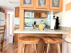 Kjøleskap, mikrobølgeovn, ovn og kokeplater