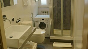Appartement, 2 chambres, réfrigérateur | Salle de bain