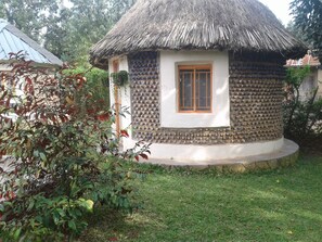 Dormitorio compartido, 3 habitaciones, fumadores, balcón | Jardines del alojamiento