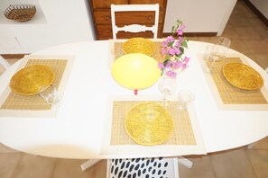 A dining table set with yellow plates, clear glasses, and woven placemats. - Panoramic Villa Near The Sea (Altavilla Milicia)