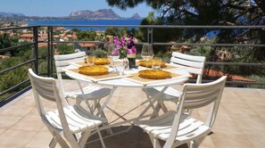 A table set for four with a view of the sea and mountains in the background. - Panoramic Villa Near The Sea (Altavilla Milicia)
