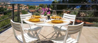 Panoramic Villa Near The Sea