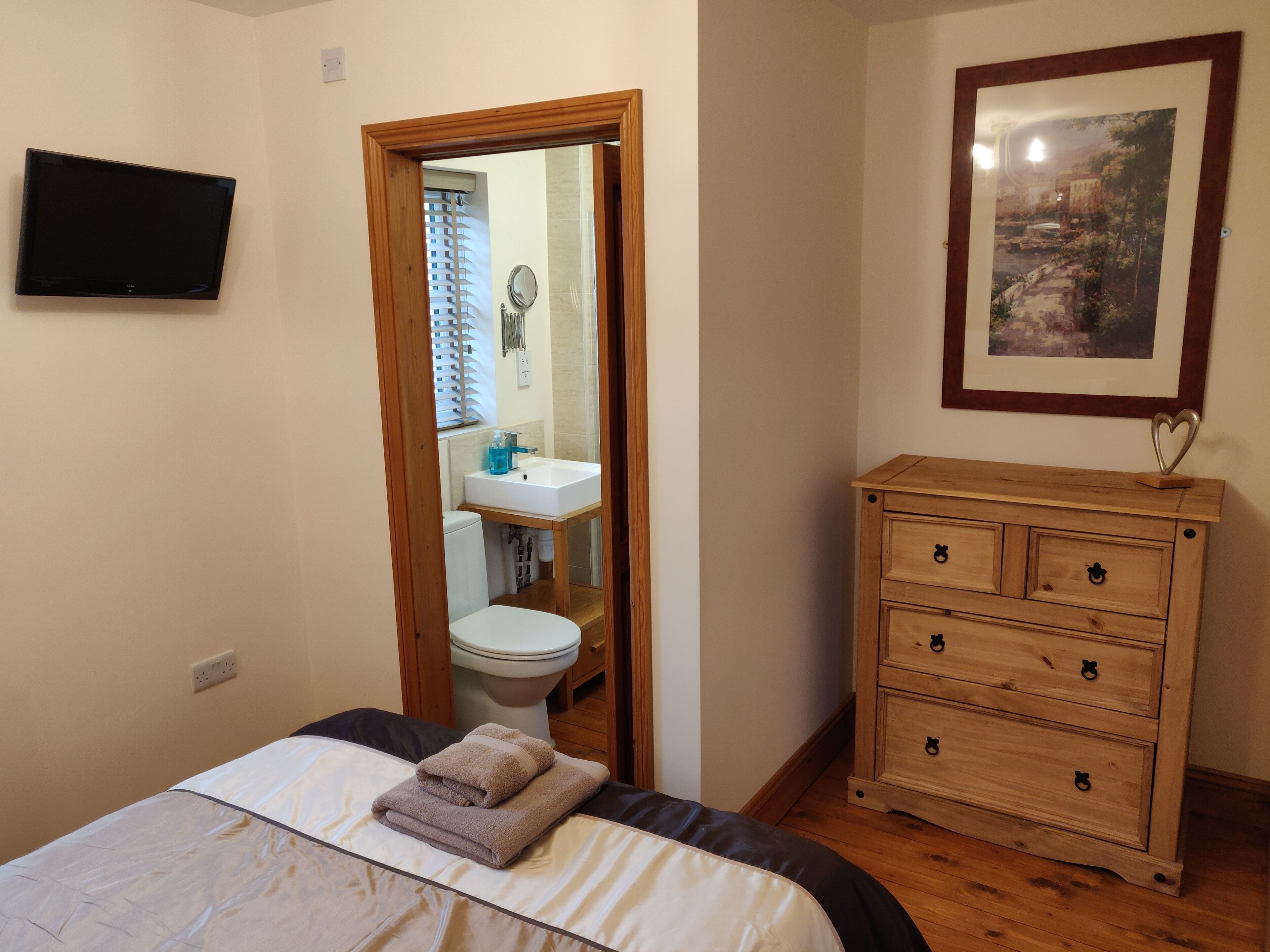 2 bedrooms, iron/ironing board, bed sheets