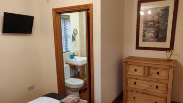 2 bedrooms, iron/ironing board, bed sheets