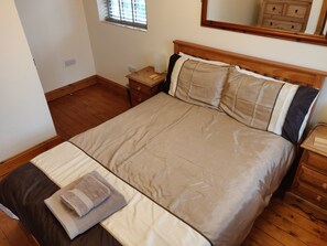 House, 3 Bedrooms, Patio | 2 bedrooms, iron/ironing board, bed sheets - 3 BR Ensuite Cottage Private Garden & Parking Near St Neots (St Neots)