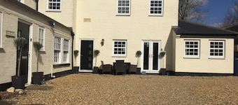 3 BR Ensuite Cottage Private Garden & Parking Near St Neots