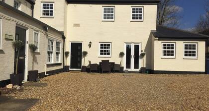 3 BR Ensuite Cottage Private Garden & Parking Near St Neots