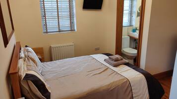 2 bedrooms, iron/ironing board, bed sheets