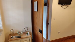House, 3 Bedrooms, Patio | Room amenity - 3 Bedroom & 3 Bathroom House Near St Neots (St Neots)