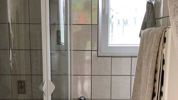 Chuveiro, secador de cabelo, toalhas de banho