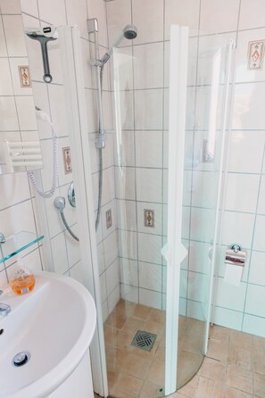 Chuveiro, secador de cabelo, toalhas de banho 