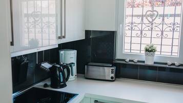 Een koelkast, een magnetron, een oven, een kookplaat