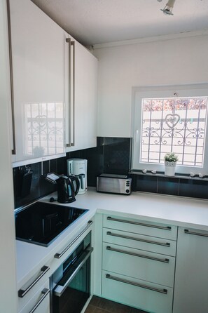 Frigorífico, microondas, horno y placa de cocina