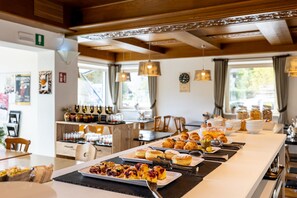 Dining - Cosy Holiday Apartment "Sonneck" Near Many Hiking Trails with Mountain View & Wi-Fi (Natz/Schabs Südtirol)