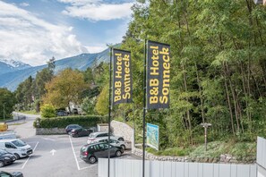 Property grounds - Cosy Holiday Apartment "Sonneck" Near Many Hiking Trails with Mountain View & Wi-Fi (Natz/Schabs Südtirol)